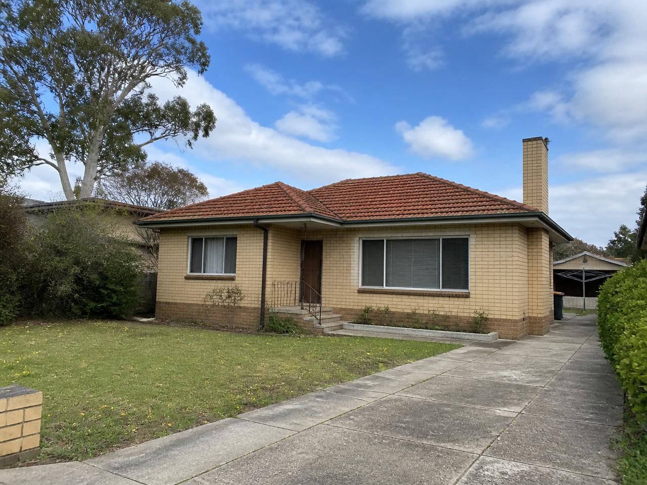 Before demolition photo — cream brick kdr clear in Reservoir, Melbourne